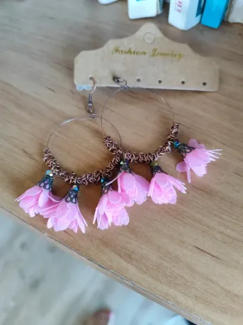 Boucles d'oreilles bohèmes neuves roses