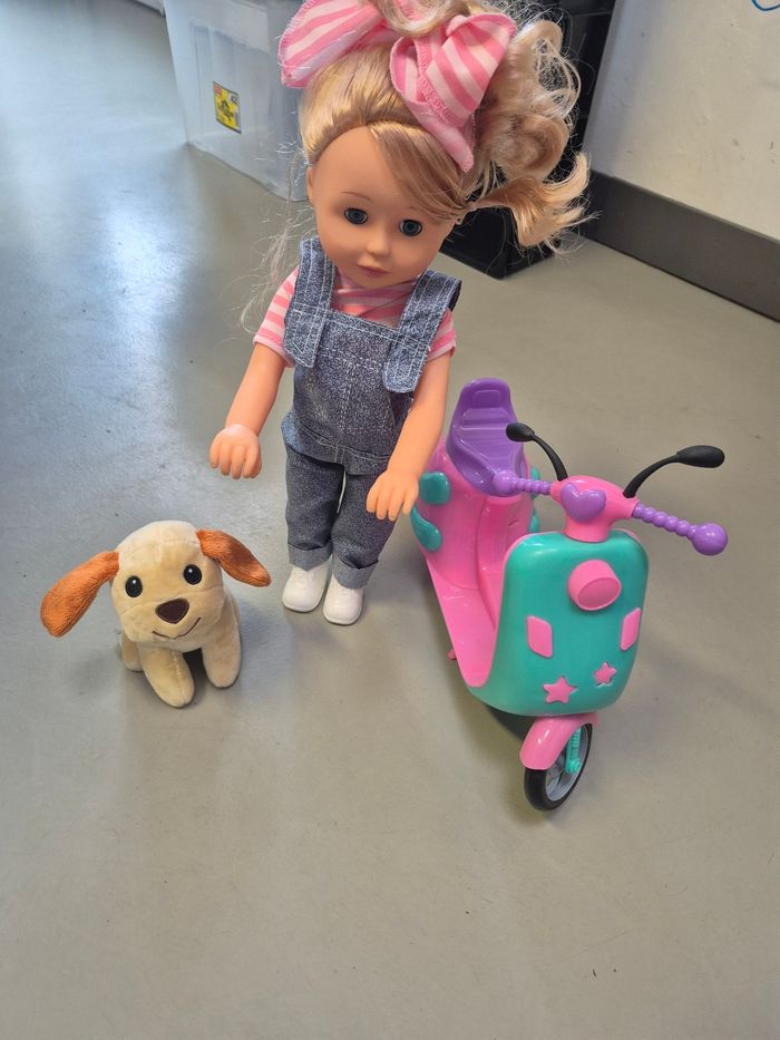 Poupee avec son scooter - photo numéro 2