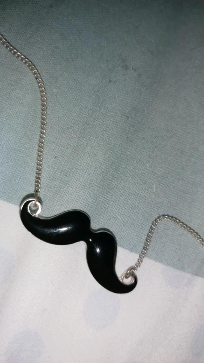 Collier moustache
