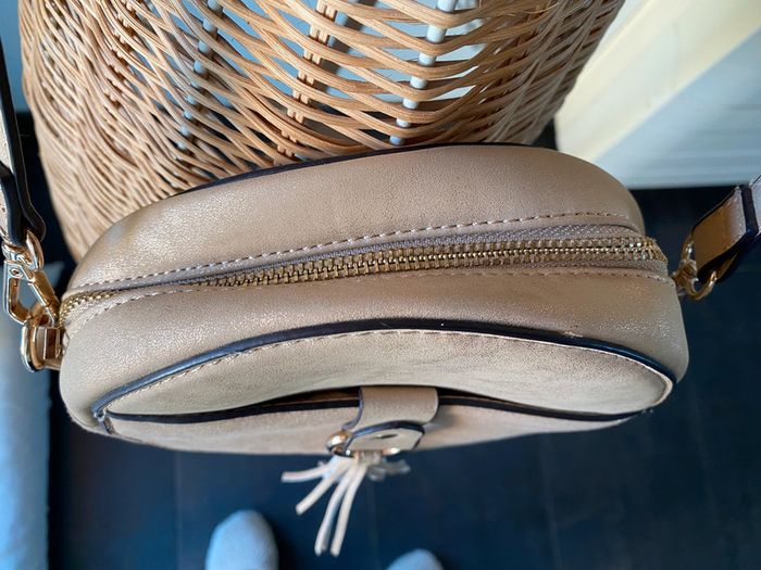 Sac à main beige pailleté doré rond avec pompom Camaïeu - photo numéro 5