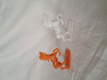 Lot de 2 figurines en plastique cheval blanc cheval rouge ancien
