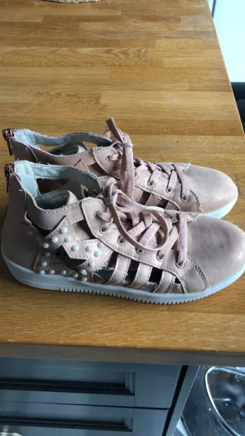 Baskets vieux rose perles blanches T37