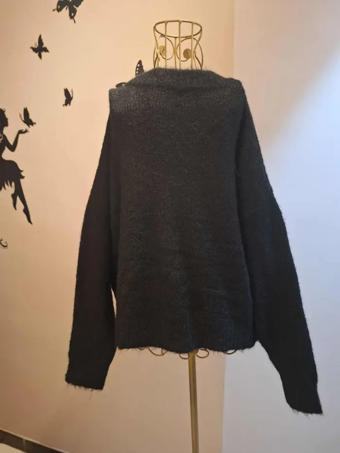 Pull noir brodé - photo numéro 3