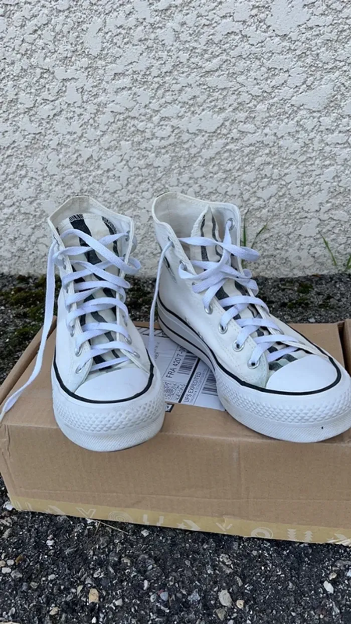 Converse plateforme beige/blanche avec motif zébré