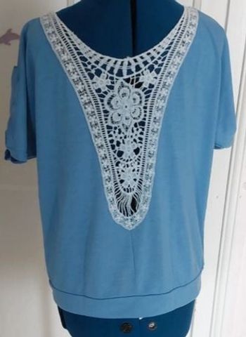 Tee shirt bleu avec dos dentelle