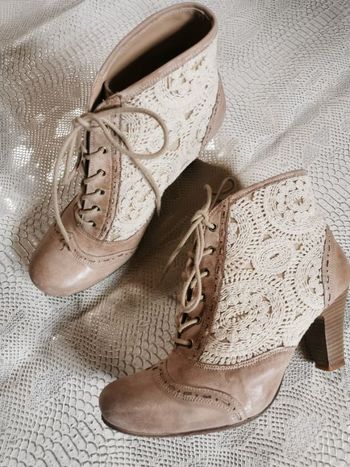 Boots à talons en cuir et dentelle beige Bocage