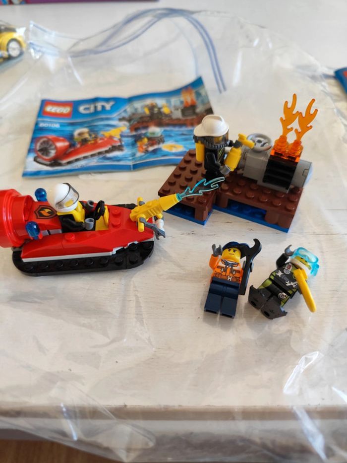 Lot 4 set Lego City 60126, 60106, 60108, 60113. Pompier, police, voiture de course, hélicoptère - photo numéro 16