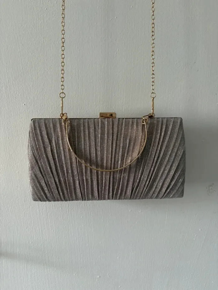 Pochette de cérémonie lilas
