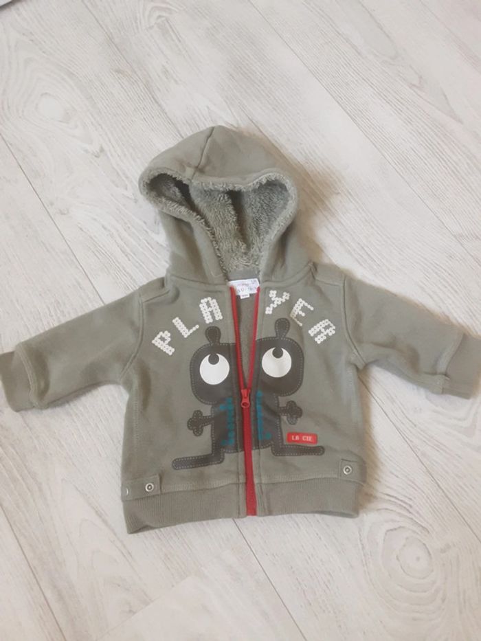 Veste en sweat kaki avec capuche fourrée 3 mois