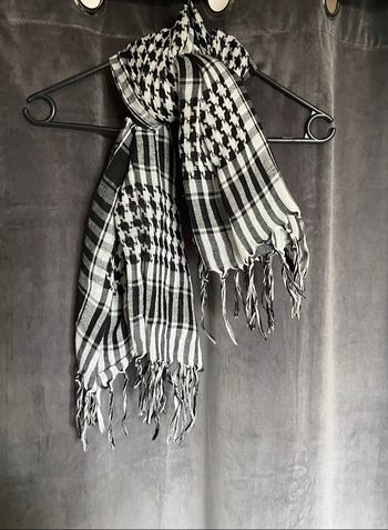 Écharpe noire et blanche à carreaux avec franges