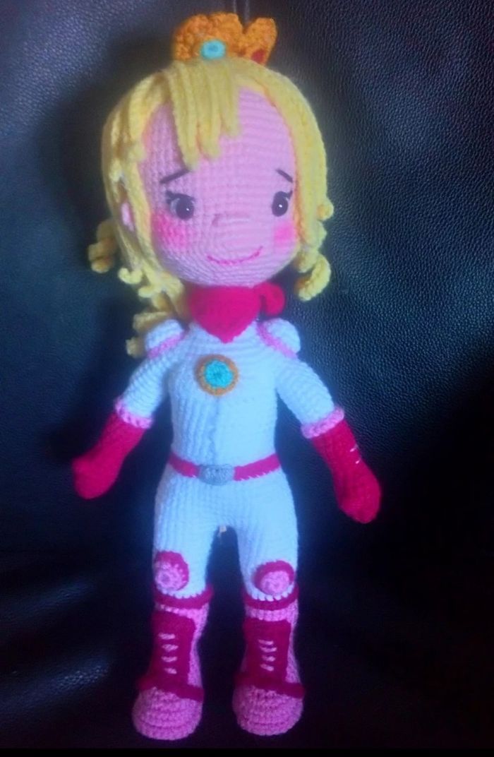 Poupée princess peach tenue de kart