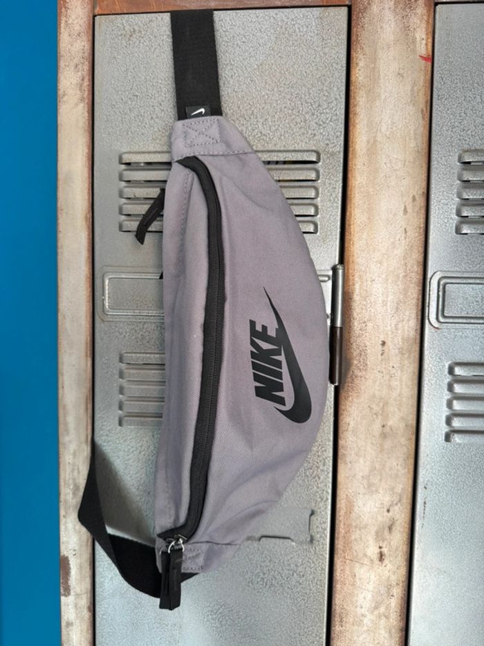 Banane nike grise et noire