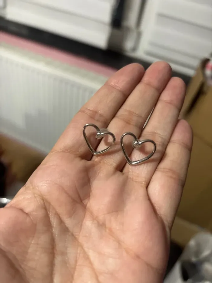 Boucles d’oreilles cœurs argentés neuves - photo numéro 2