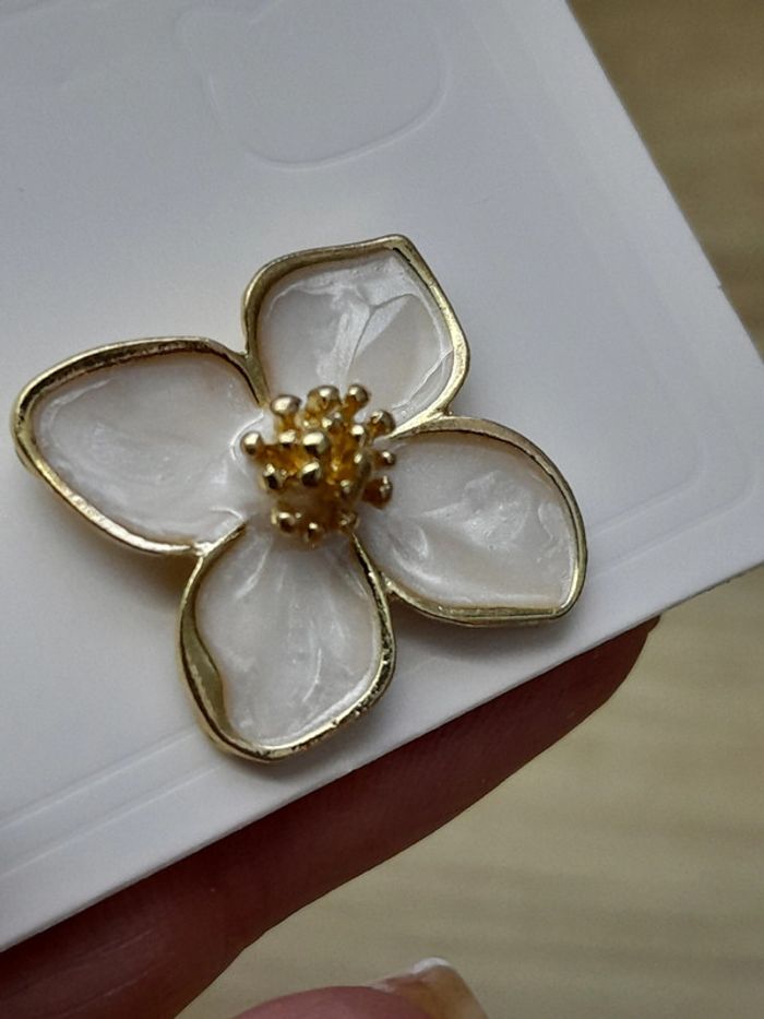 Boucles d'oreilles fleurs, émaillées, blanches et dorées - photo numéro 4