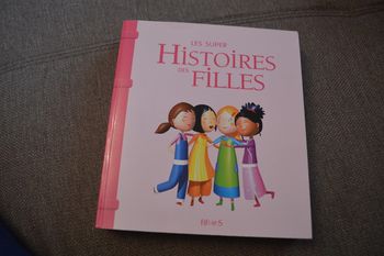 Livre les supers histoires des filles Fleurus