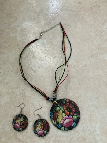 Ensemble bijoux en bois chogan– Collier + boucles d’oreilles
