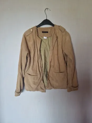 Blouson femme été type daim taille 36 une ou 2 petites taches
