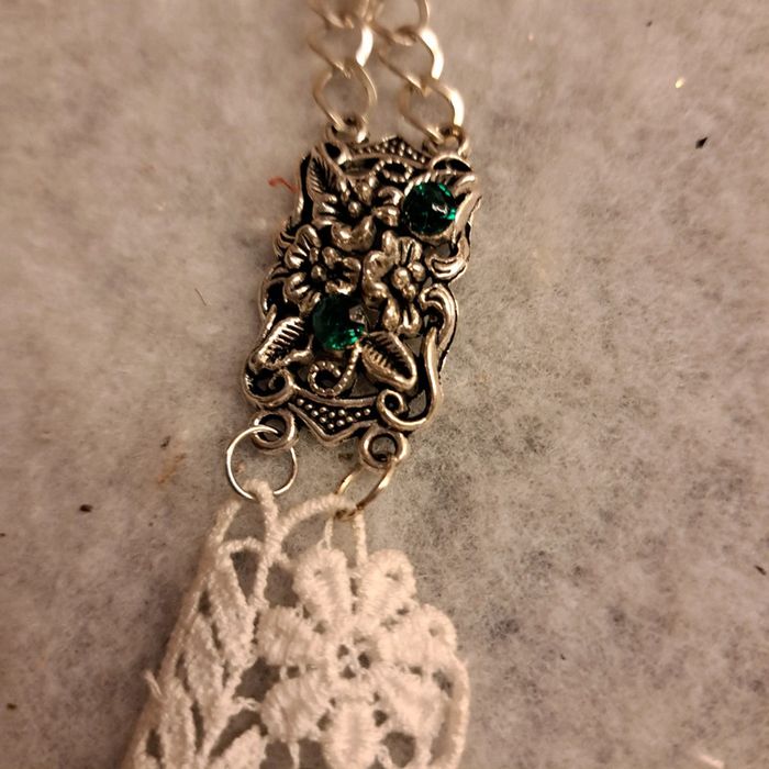 Collier plastron dentelle blanche et strass multicolore - photo numéro 12