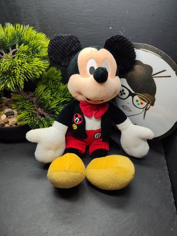 peluche Mickey Disney vert short rouge noir jaune M bouton pouce noeud blanc 
