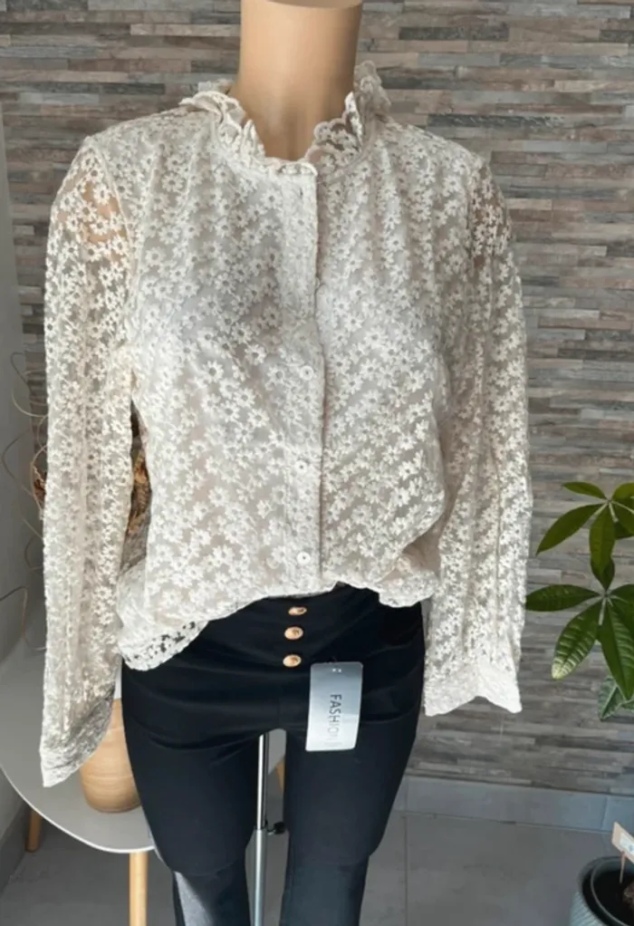 Superbe chemise écru avec fleurs brodées