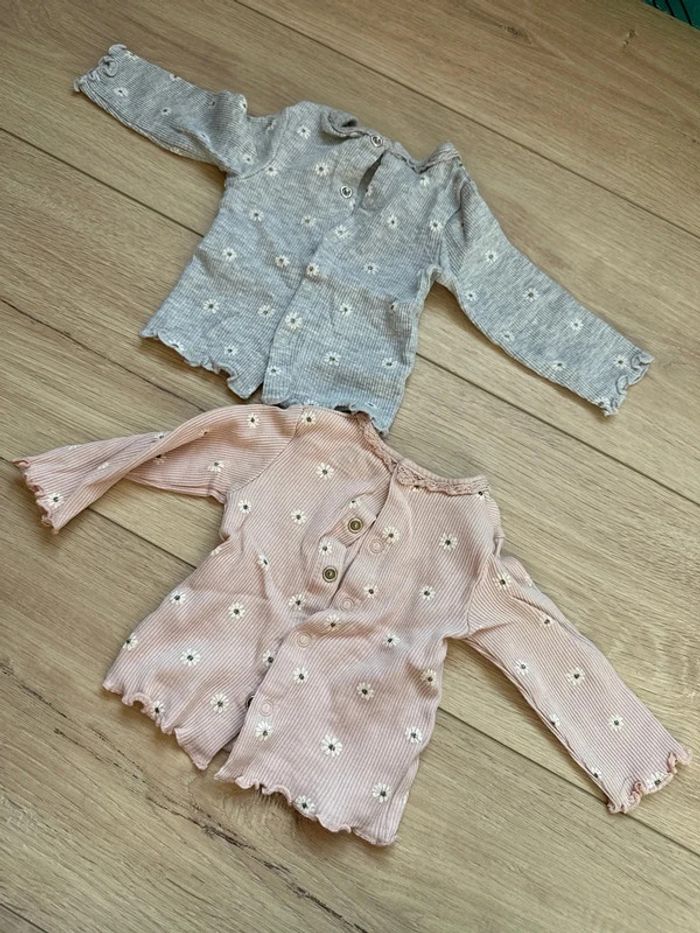Lot 2 hauts Kiabi 1 mois à fleurs, rose et gris - photo numéro 2