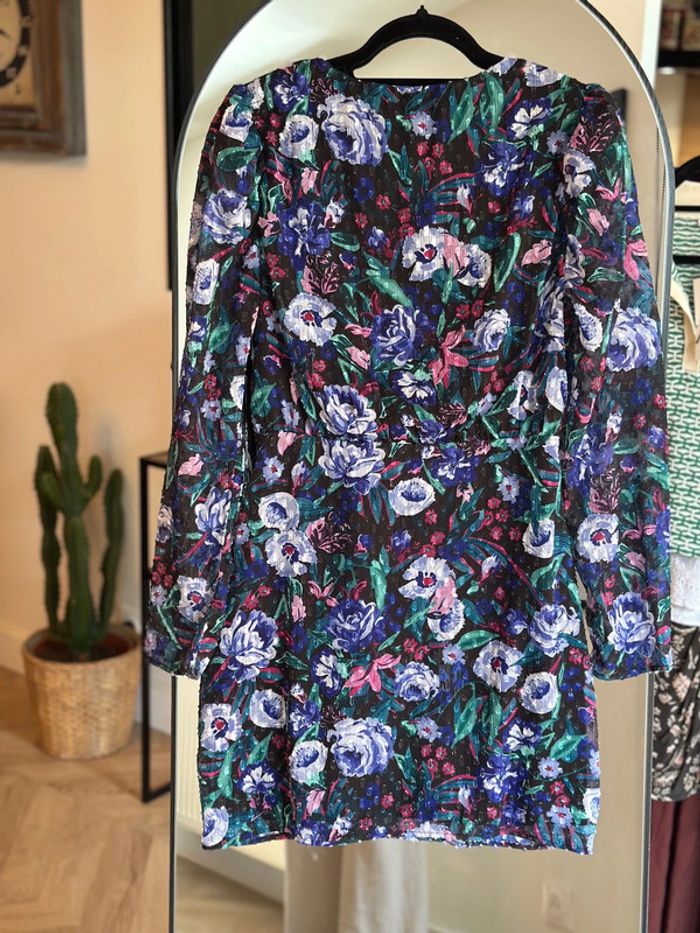 robe courte à motif fleuri aux teintes violet, vert, rose et lila, de la marque Pull & Bear. - photo numéro 3