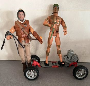 Lot de 2 personnages action man + skateboard extrême