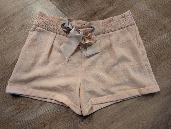 Short rose pâle avec noeud