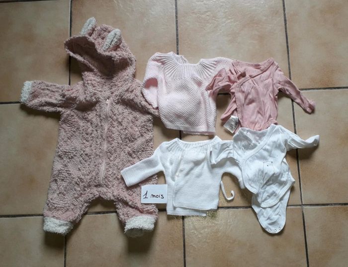 Lot 5 vêtements 1 mois fille