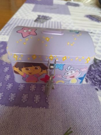 Tirelire à cadenas en métal parme "Dora l'exploratrice"