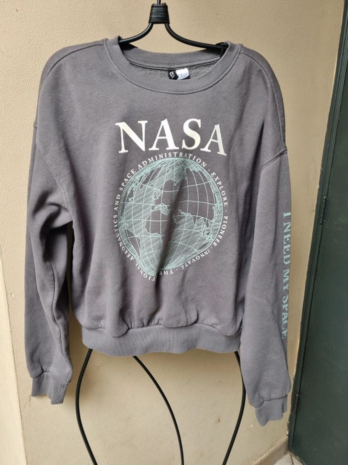 Pull gris avec dessin "nasa"