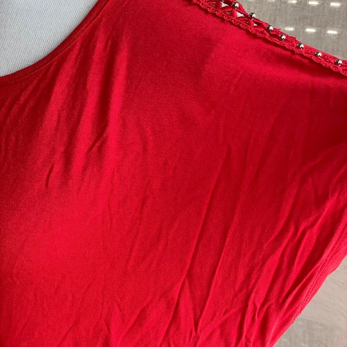 T-shirt rouge long avec détails aux épaules - photo numéro 3