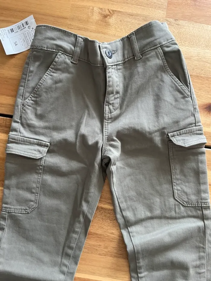 Pantalon cargo 5 ans neuf - photo numéro 2
