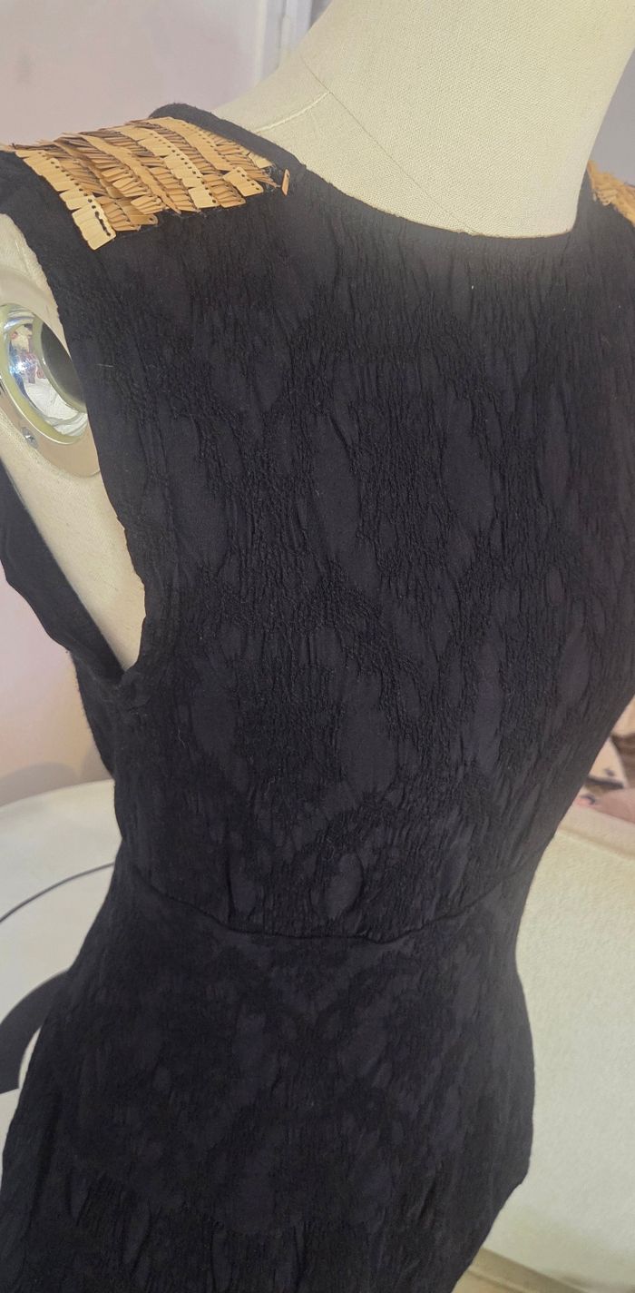 ROBE NAF NAF NOIRE – ÉPAULES BIJOUX DORÉES – T40 - photo numéro 3