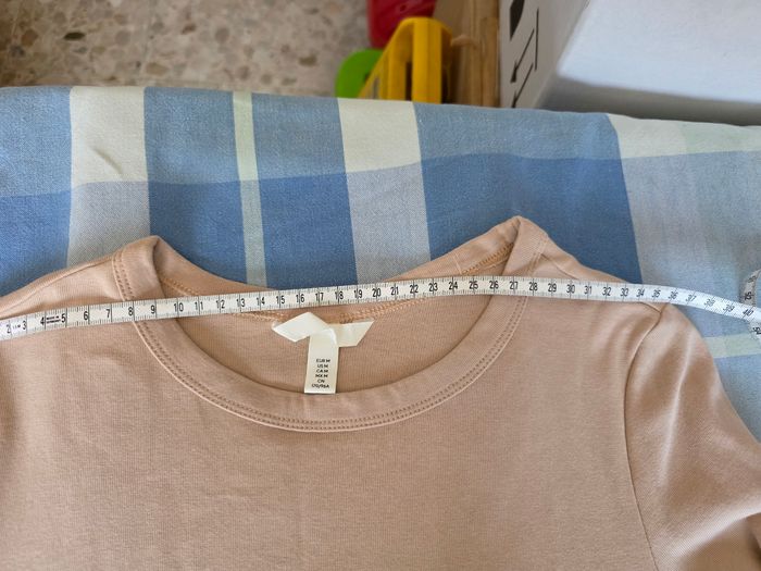 Tee-shirt,beige, en coton &elasthanne, en excellent état, largeur d'épaule 36cm, largeur sous bras 42cm, longueur 63cm, marque H&M =5€ - photo numéro 7