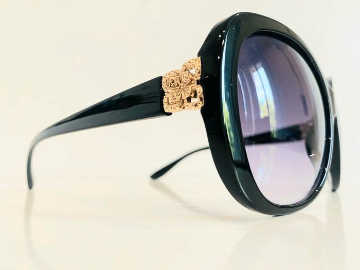 Lunette de soleil femme masque noire et dorée verres dégradés UV protection catégorie 3 - photo numéro 4