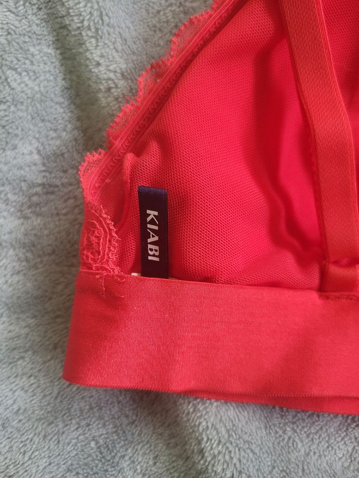 Soutien-gorge rouge - photo numéro 4