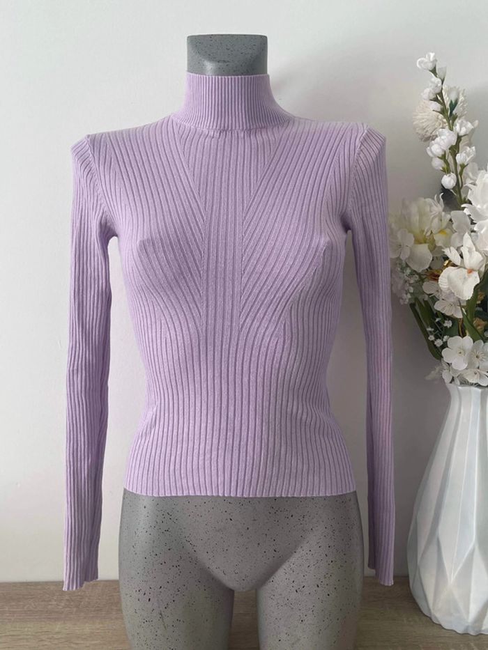 Pull moulant col montant