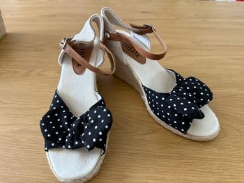 Talons compensées noir à point blanc 