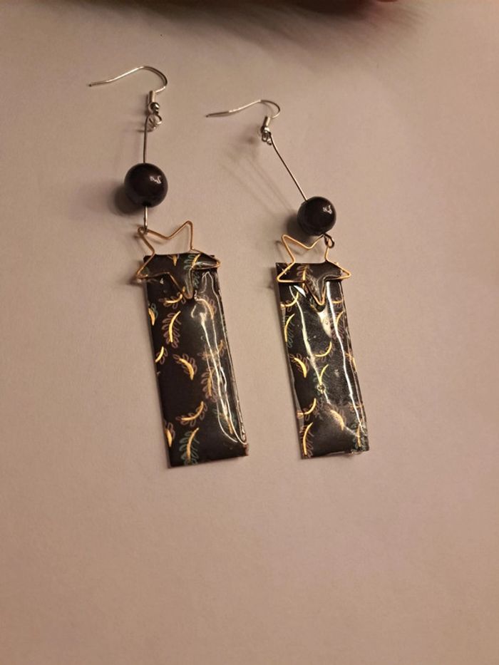 Boucles d'oreilles pendante en résine noir et doré - photo numéro 4