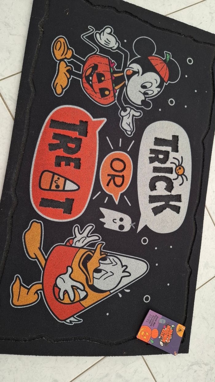 Tapis d'entrée disney Mickey halloween store Donald citrouille