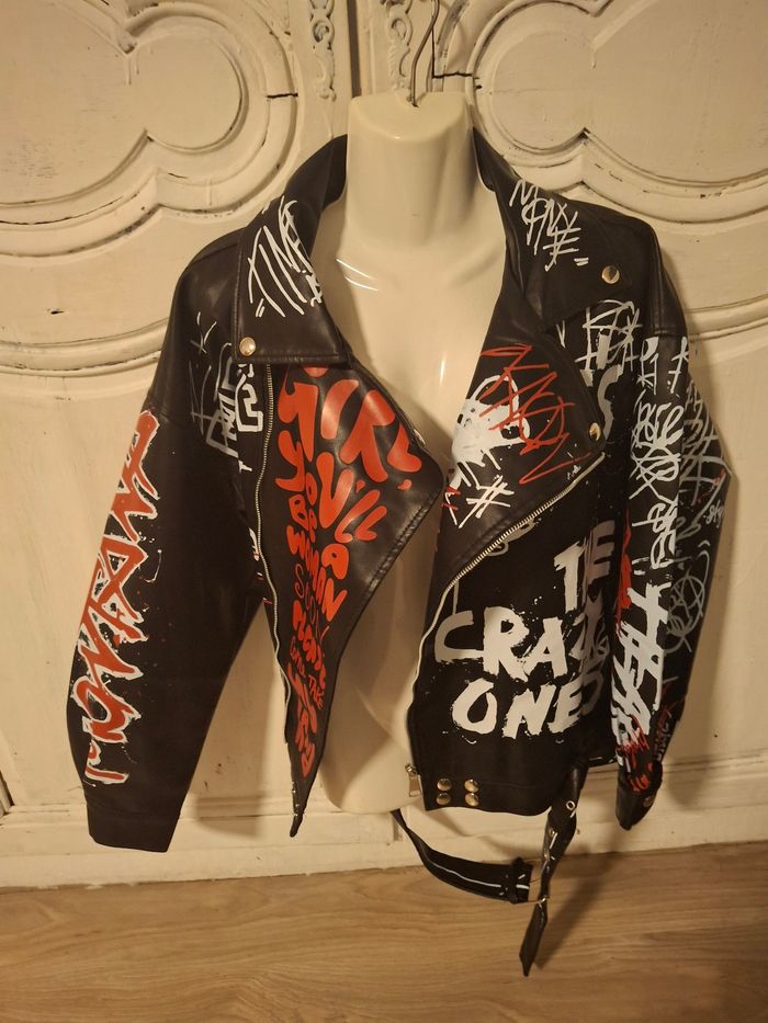 Magnifique veste perfecto noir avec graffiti femme taille m soit 38 neuf jamais porté - photo numéro 2