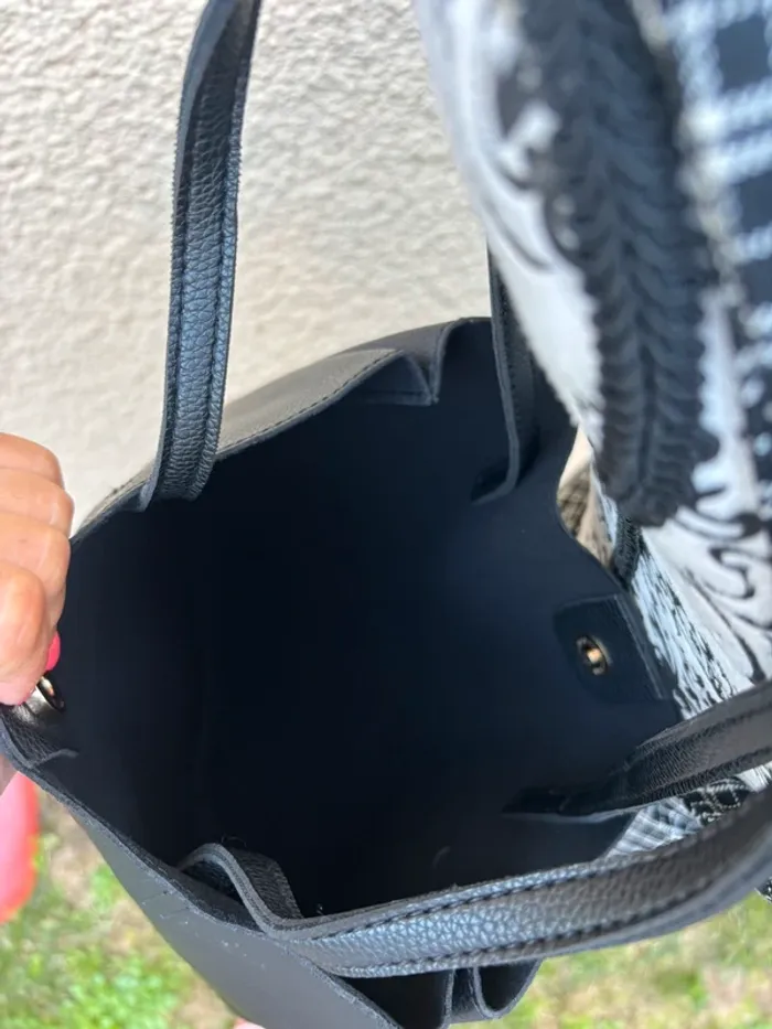 Très joli sac à main noir type cabas - photo numéro 3