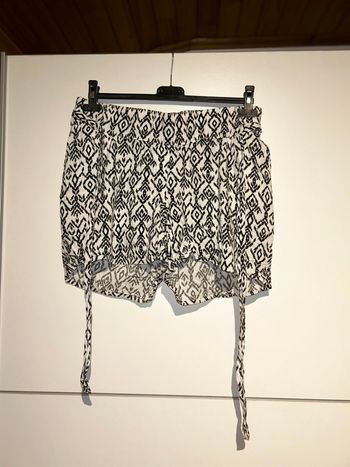 Short fluide blanc et noir Kiabi – taille 42 – très bon état