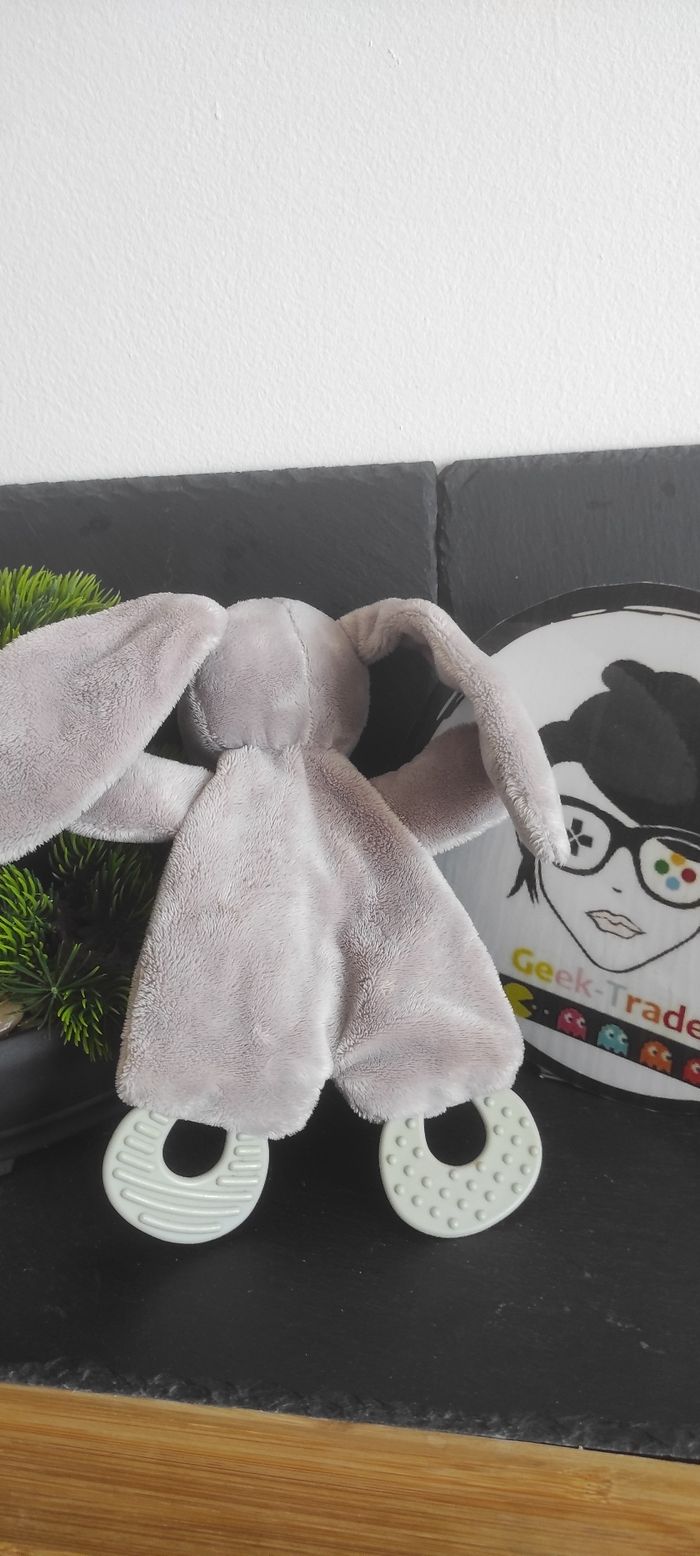 Doudou plat lapin zdt action anneau dentition gris blanc rose bruissant - photo numéro 2