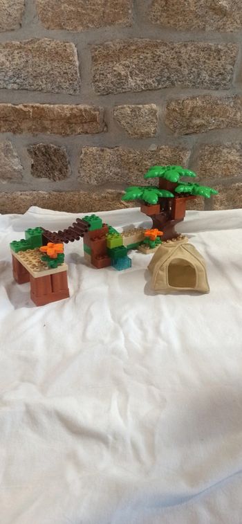 Décor paysage de jungle avec pont et tente lego duplo