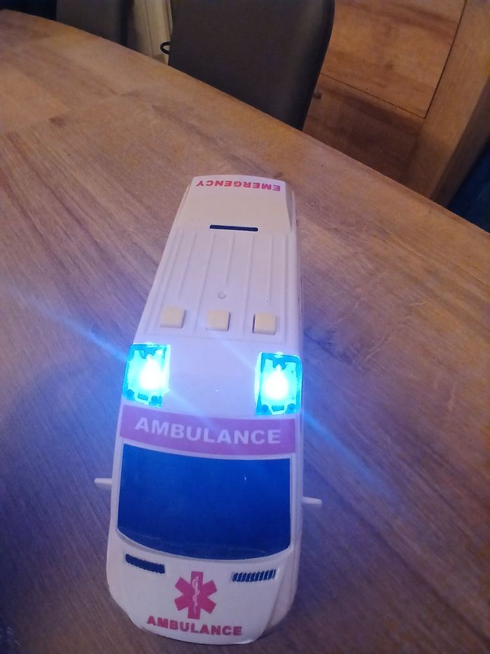 Véhicule ambulance jouet - photo numéro 6