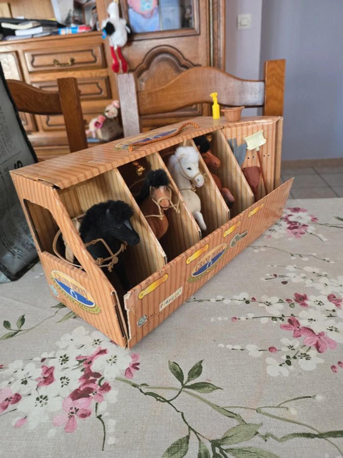 Coffret vintage Grand Derby – Écurie + 4 chevaux + accessoires – Années 80 - photo numéro 2