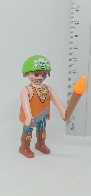 Homme pirate avec œil au beurre noir et flamme playmobil