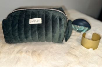 Trousse de toilette vert foncé en velours matelassé